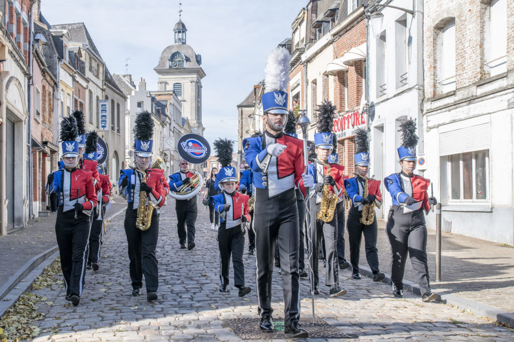 20 Ans - Les coulisses - Mise en place des groupes pour la parade