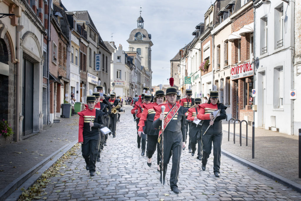 20 Ans - Les coulisses - Mise en place des groupes pour la parade