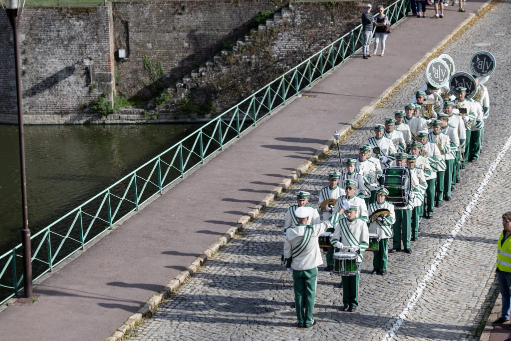 20 Ans - Les coulisses - Mise en place des groupes pour la parade