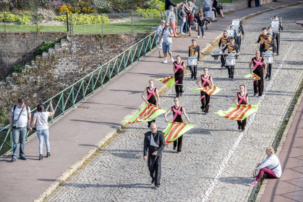 20 Ans - Les coulisses - Mise en place des groupes pour la parade