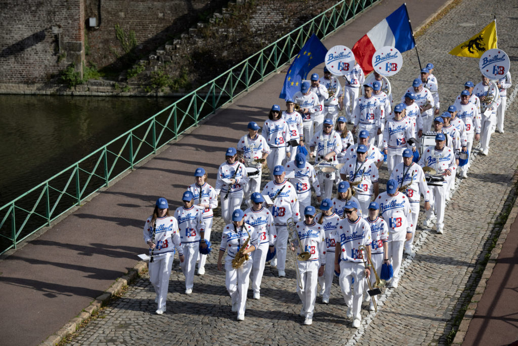 20 Ans - Les coulisses - Mise en place des groupes pour la parade